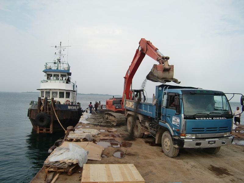 unloading the sand from the barge